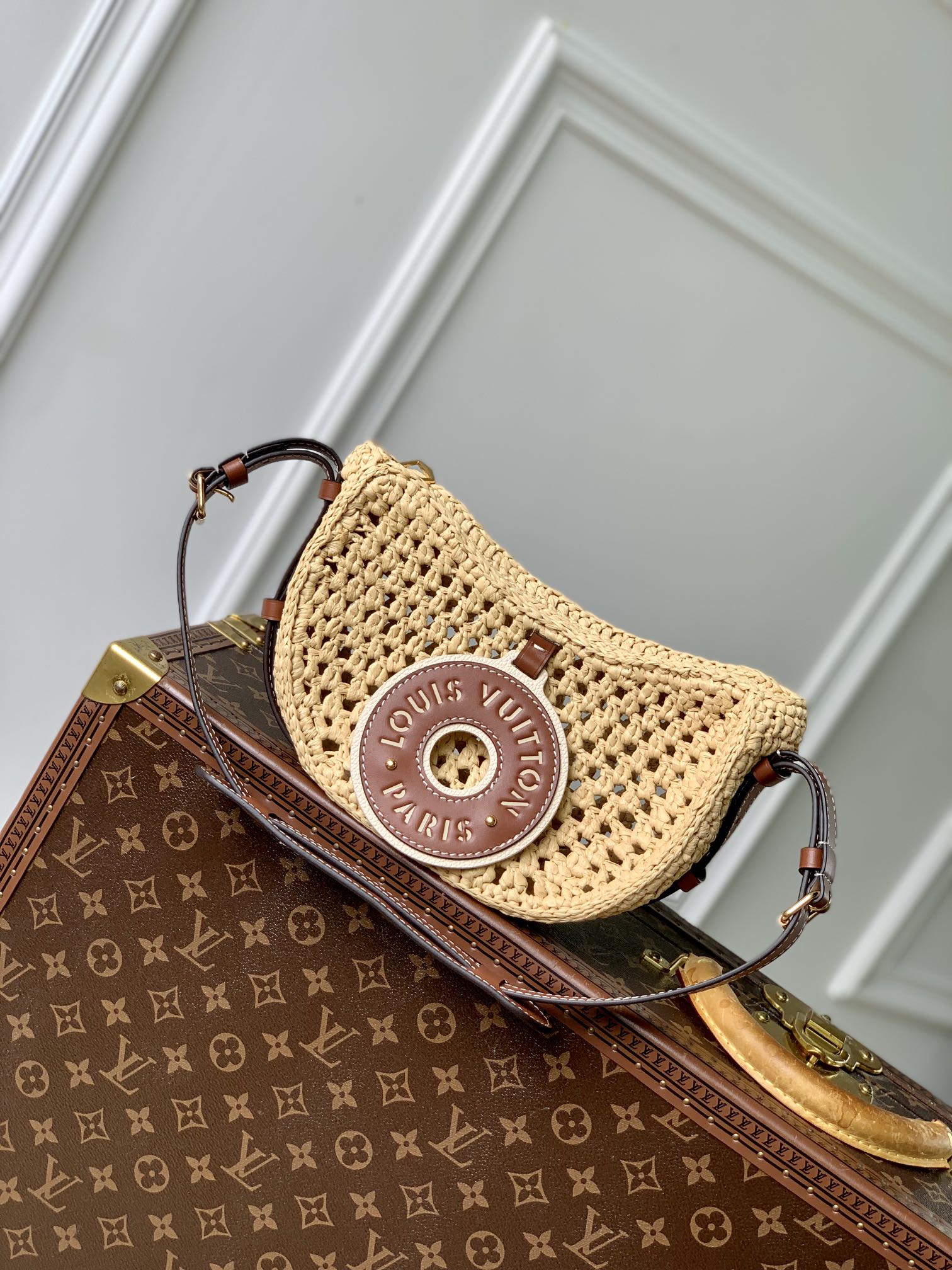 l0*is V*t0n croissant -m24811 x 15 x 5cm