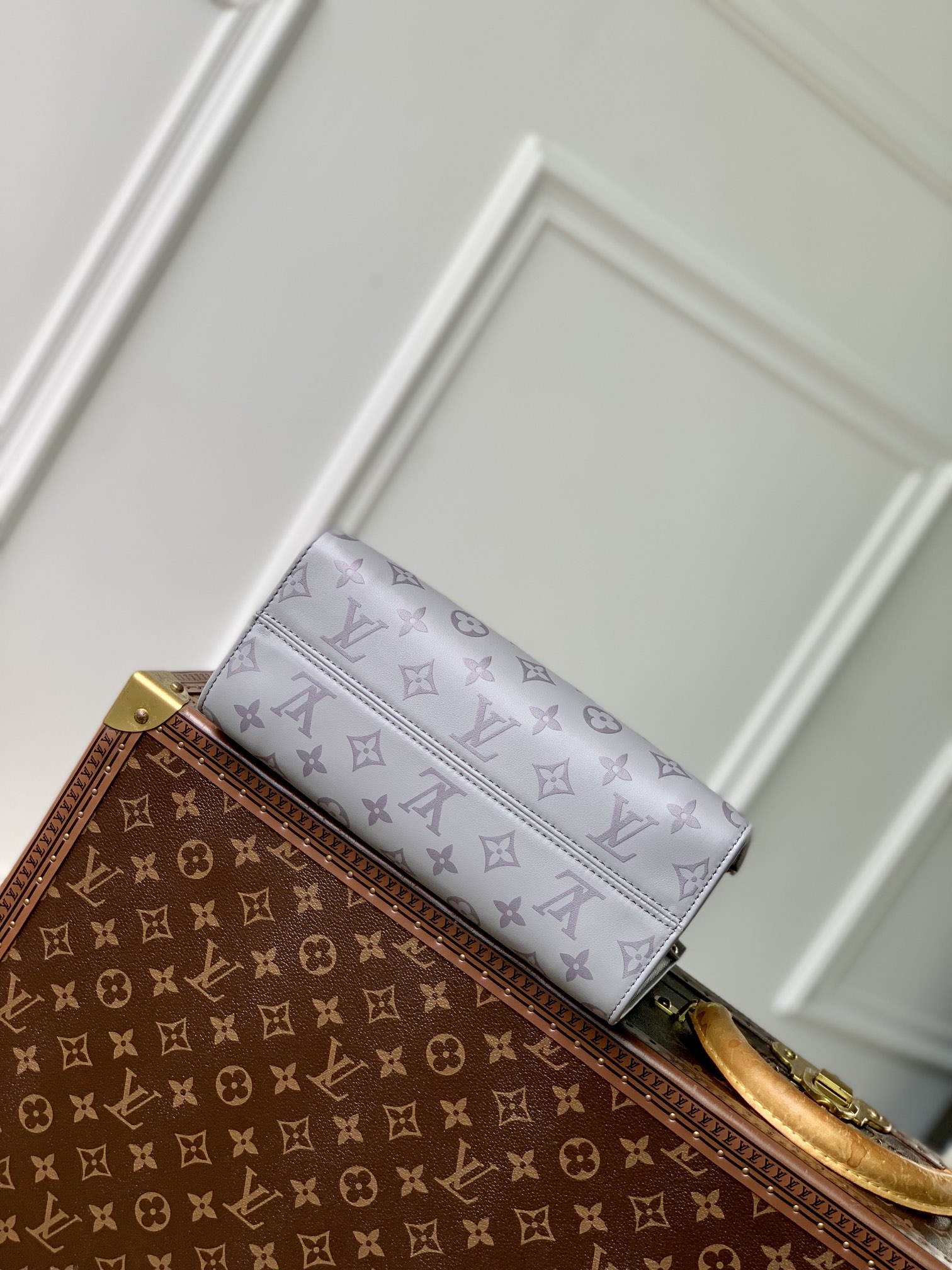 l0*is V*t0n onthego handbag-25*19*11.5 cm