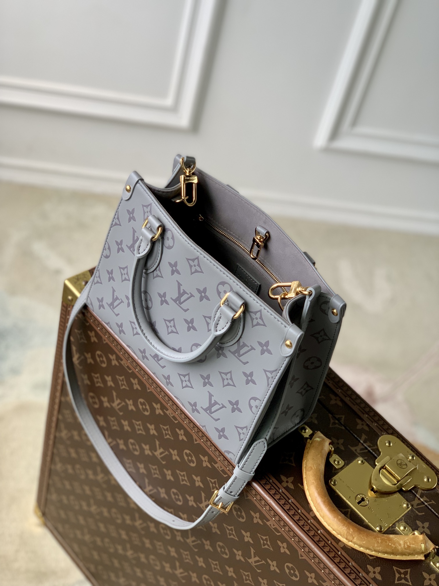 l0*is V*t0n onthego handbag-25*19*11.5 cm