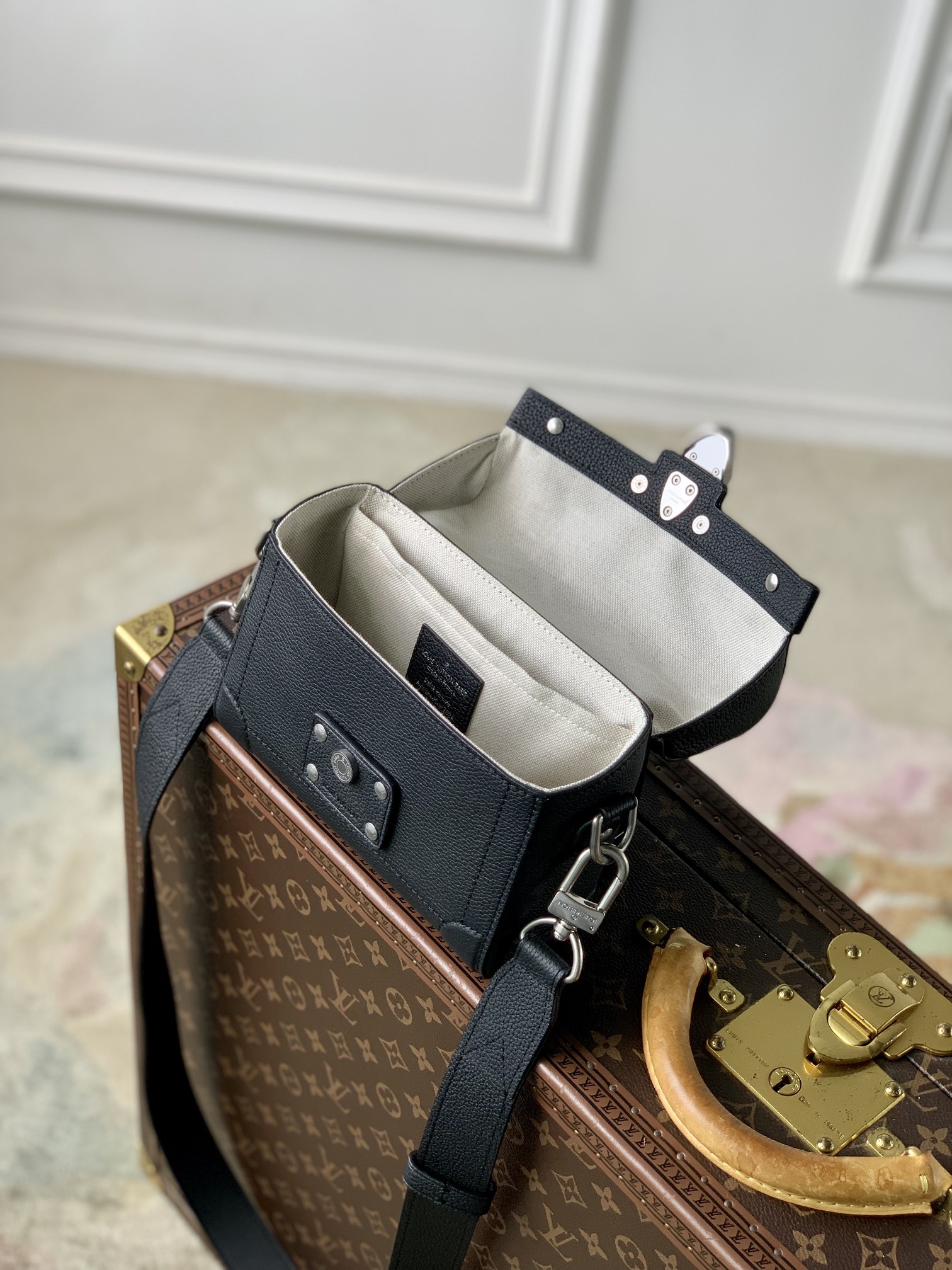 l0*is V*t0n soul trunk handbag-19 x 15 x 7cm