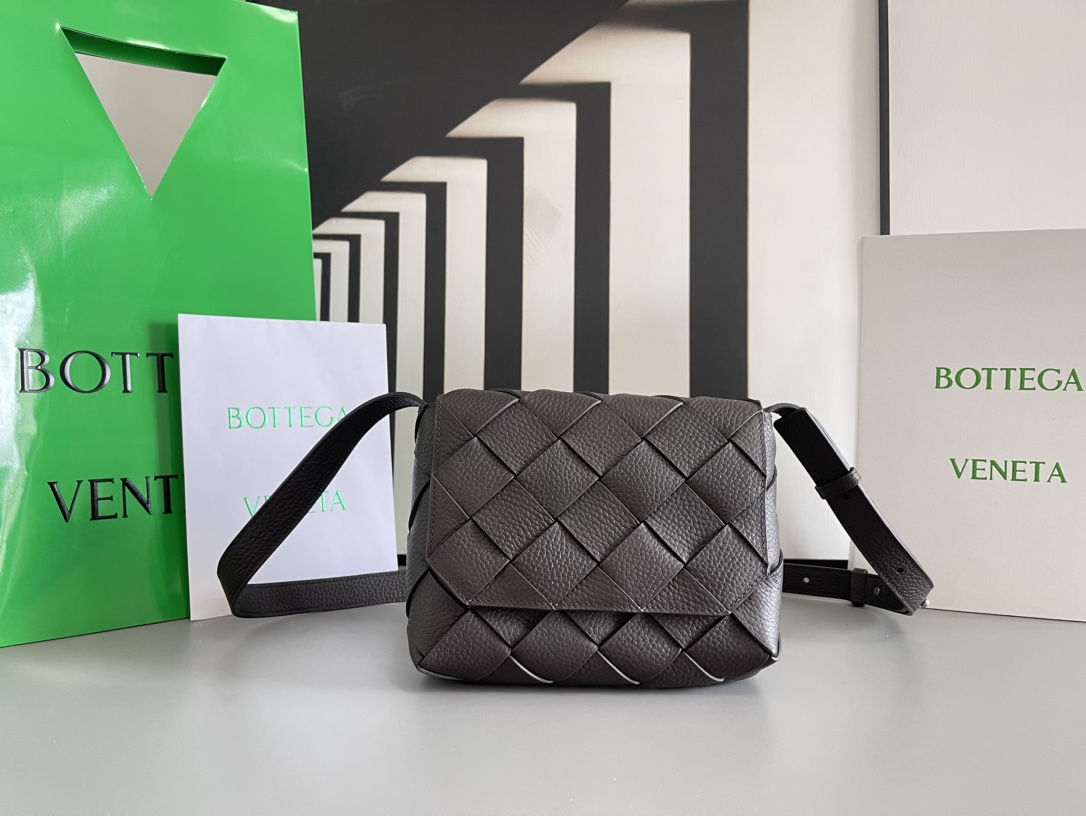 b0tte*a Ven*ta diago pouch-25x16.5x2cm