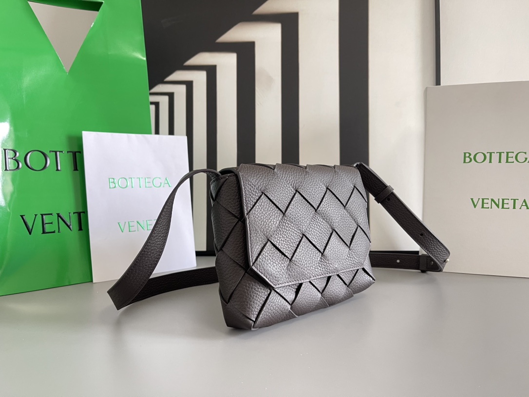b0tte*a Ven*ta diago pouch-25x16.5x2cm