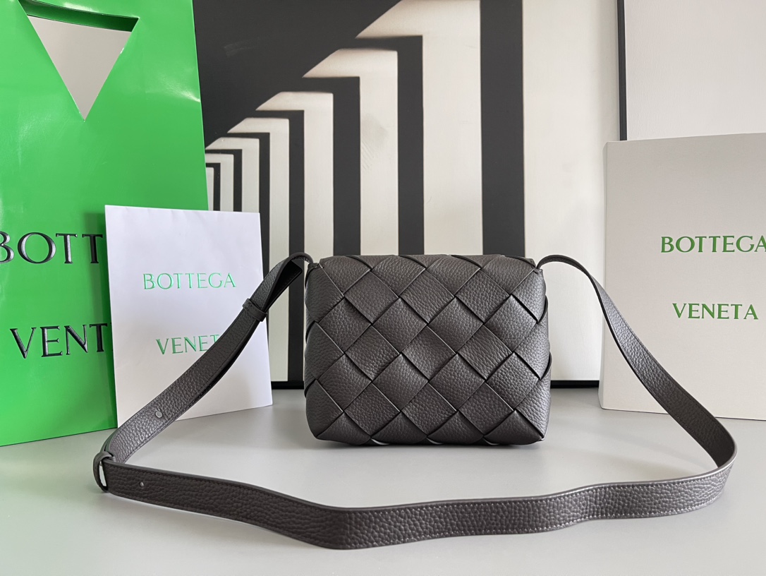 b0tte*a Ven*ta diago pouch-25x16.5x2cm