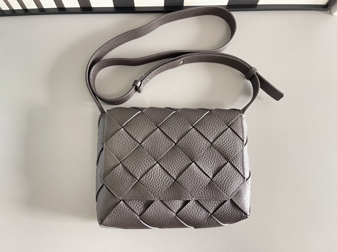 b0tte*a Ven*ta diago pouch-25x16.5x2cm