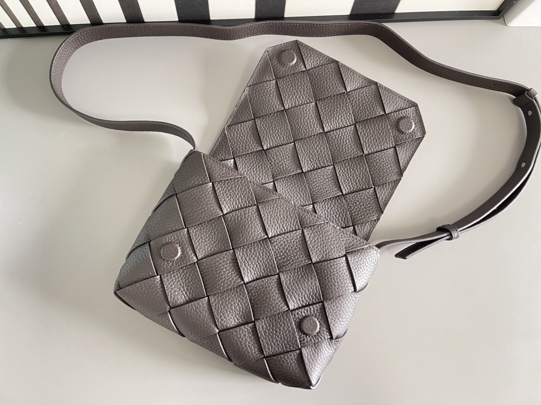 b0tte*a Ven*ta diago pouch-25x16.5x2cm