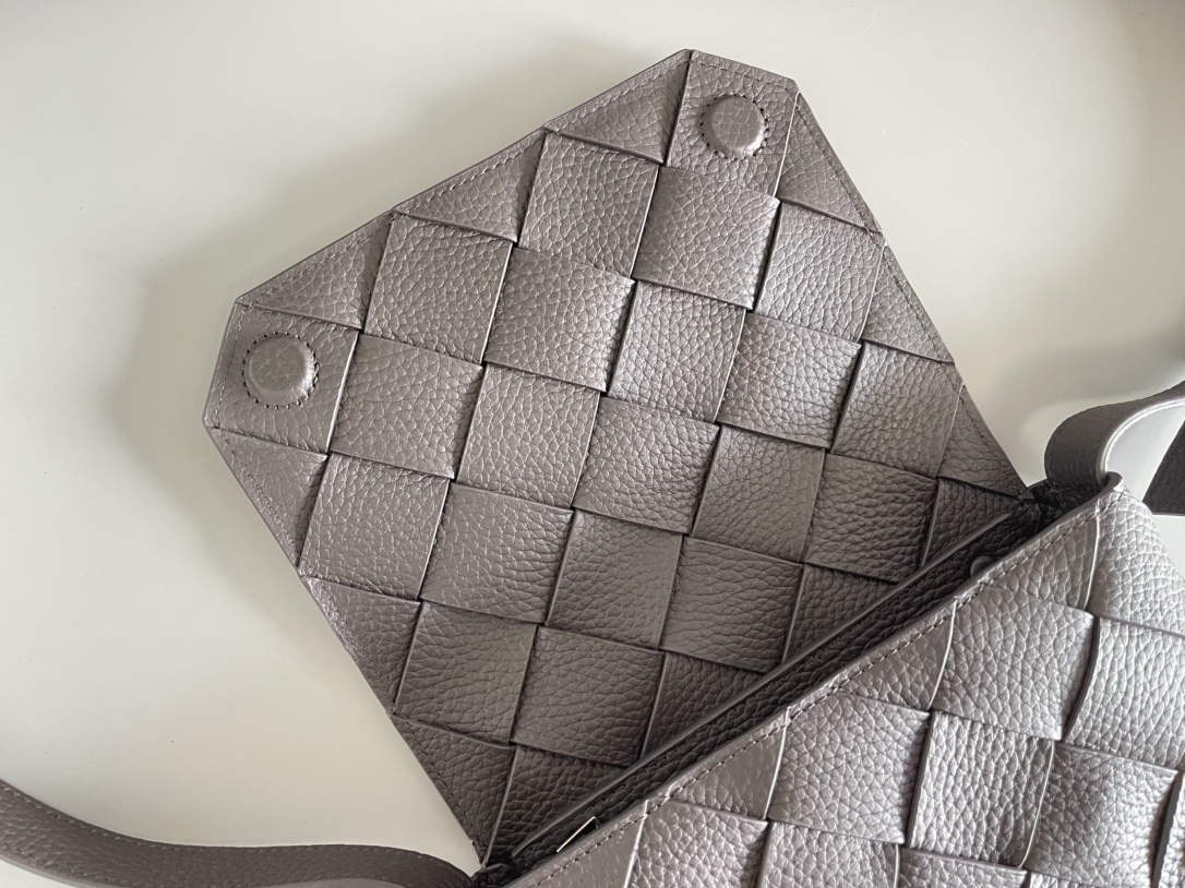 b0tte*a Ven*ta diago pouch-25x16.5x2cm