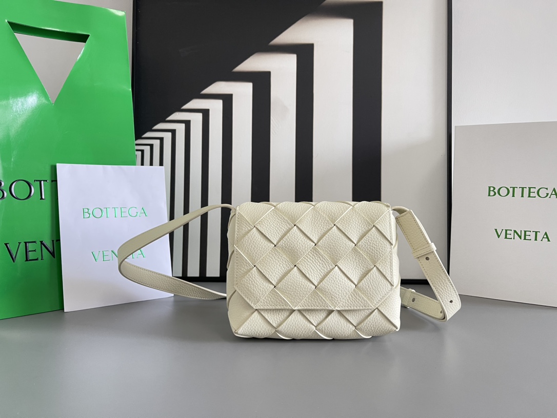 b0tte*a Ven*ta diago pouch-25x16.5x2cm