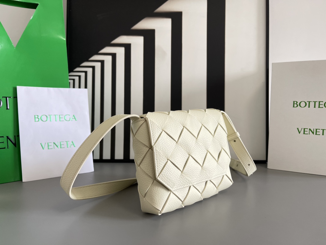 b0tte*a Ven*ta diago pouch-25x16.5x2cm