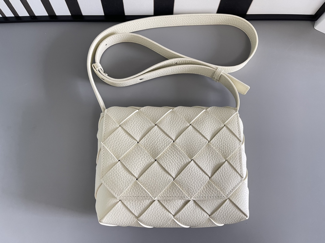 b0tte*a Ven*ta diago pouch-25x16.5x2cm