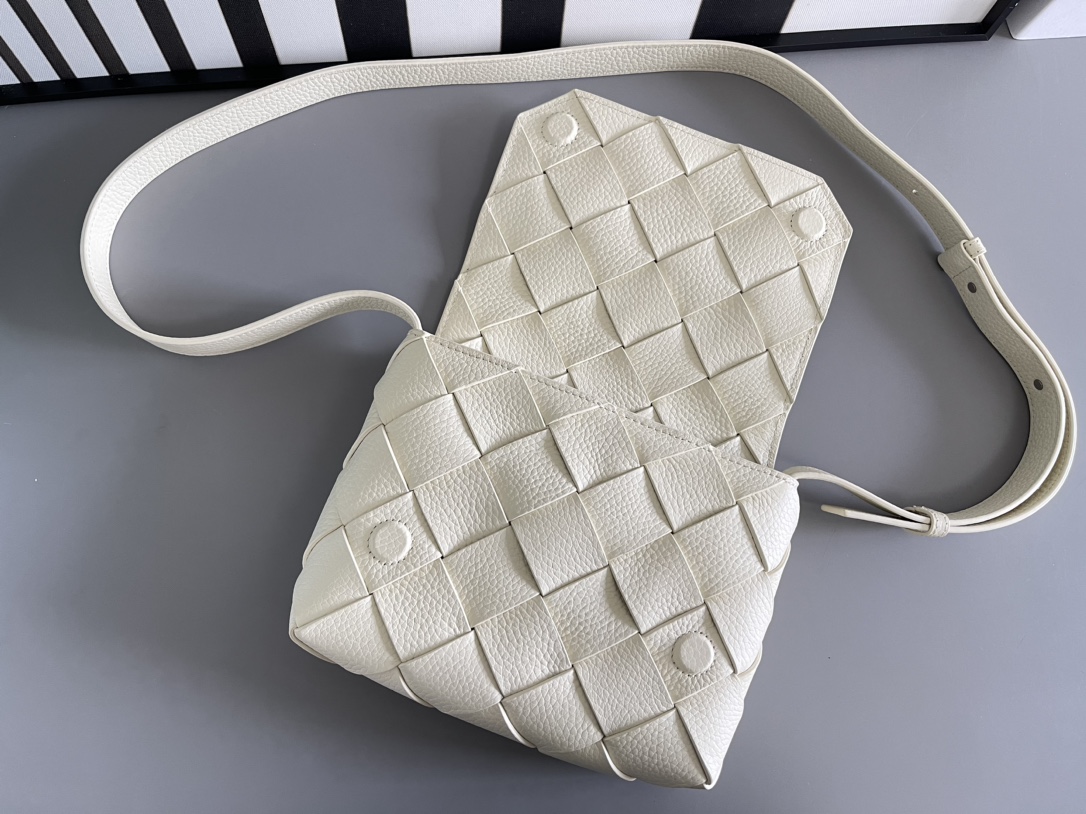 b0tte*a Ven*ta diago pouch-25x16.5x2cm