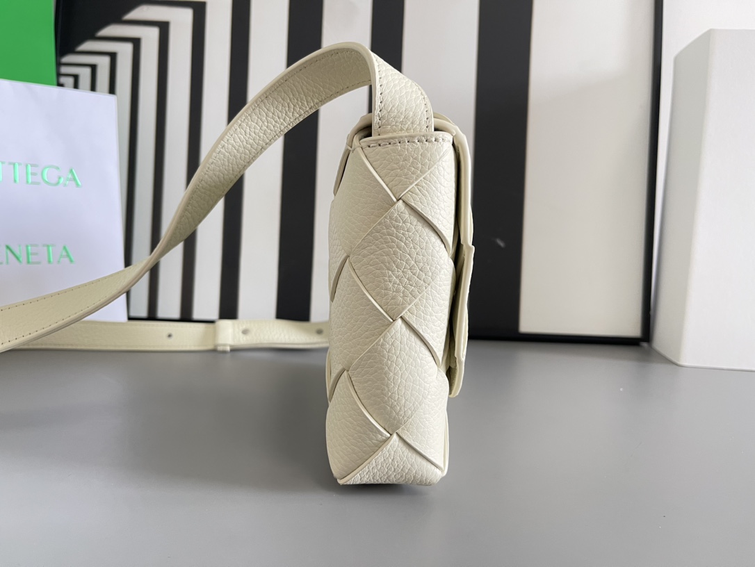 b0tte*a Ven*ta diago pouch-25x16.5x2cm