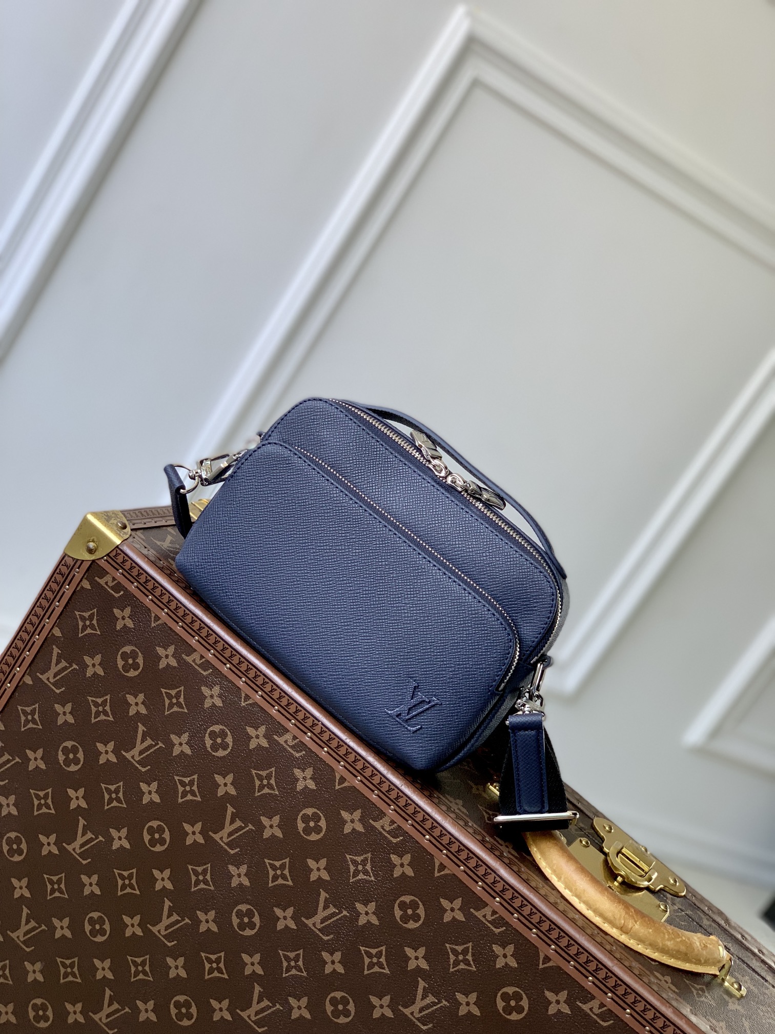 l0*is V*t0n avenue bag-22.5 x 15.5 x 7.5cm