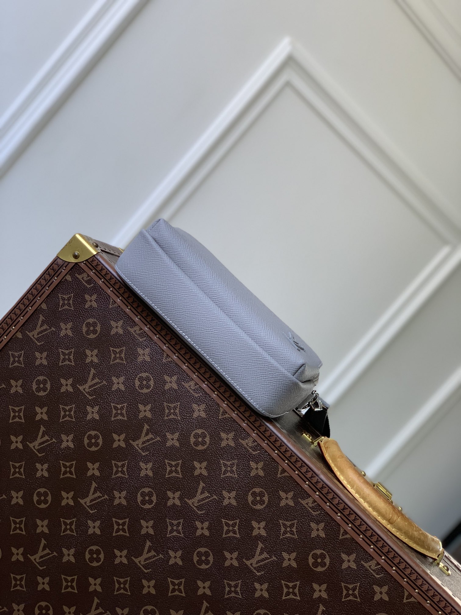 l0*is V*t0n avenue bag-22.5 x 15.5 x 7.5cm