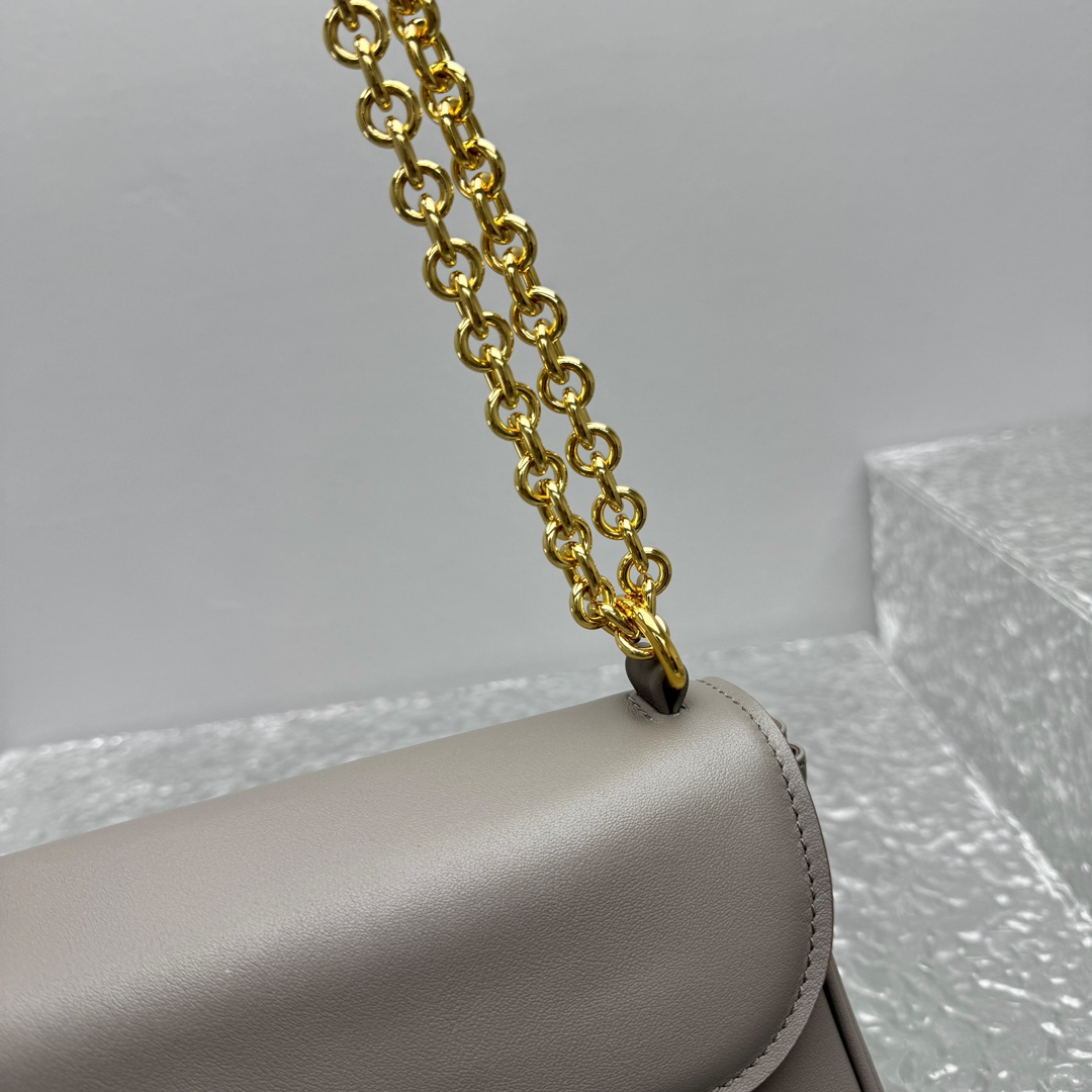 M*um*u leather shoulder bag -25*8*15cm