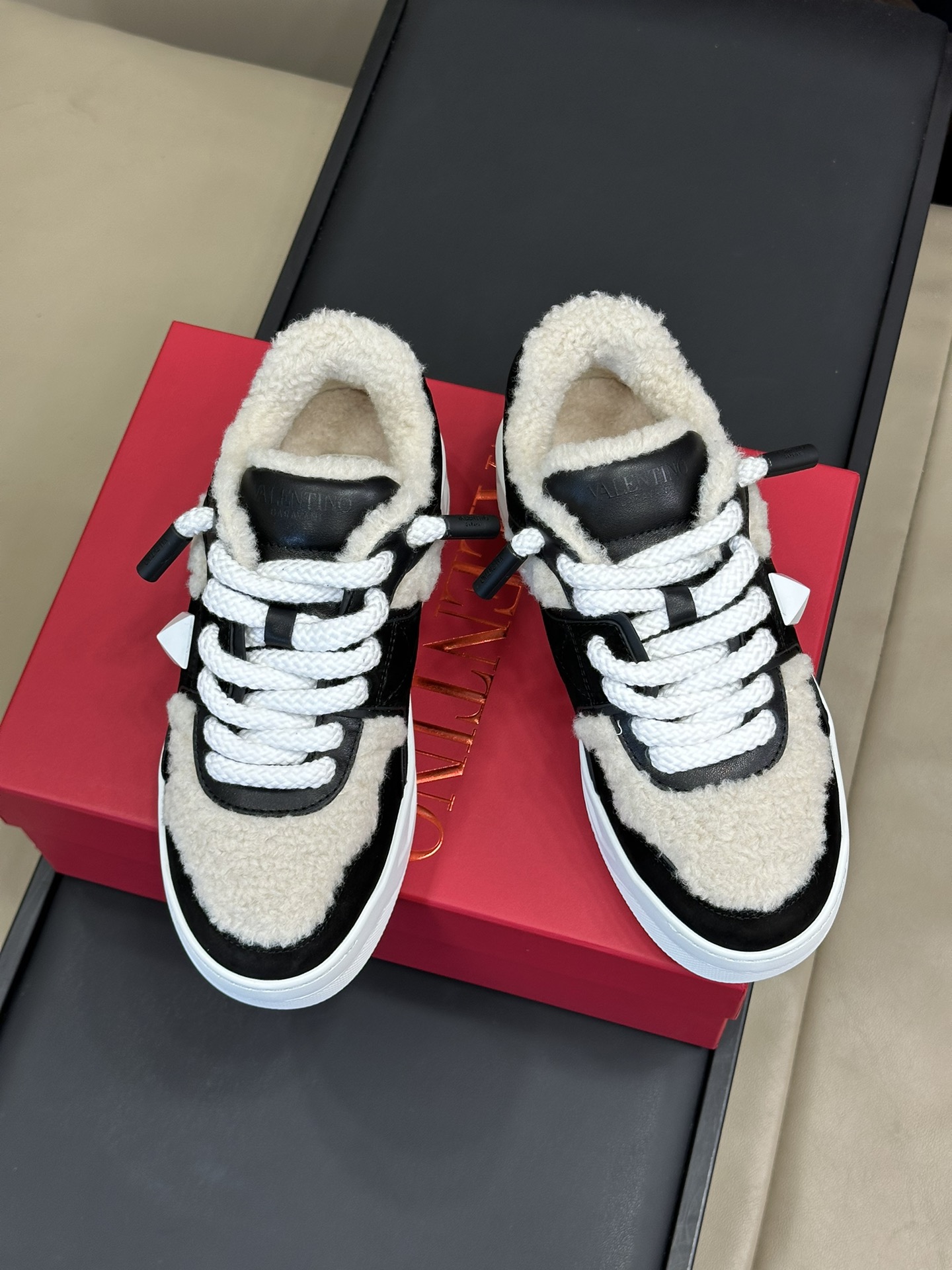 Va1e*ntin0 sneakers