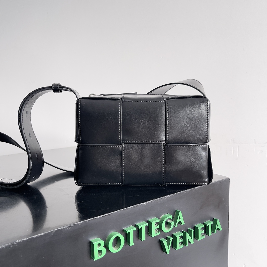 b0tte*a Ven*ta mini cassette bag-21*13*6.5cm