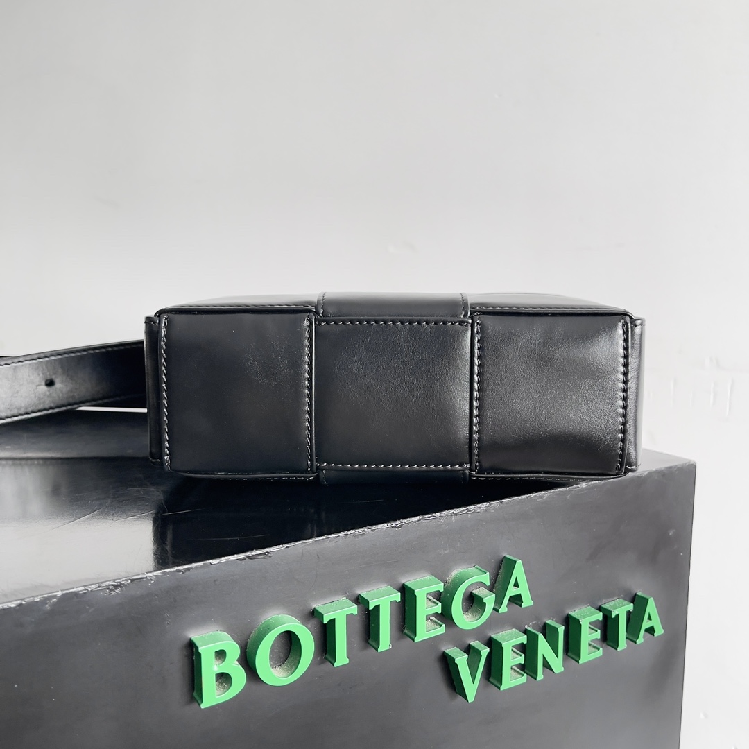 b0tte*a Ven*ta mini cassette bag-21*13*6.5cm