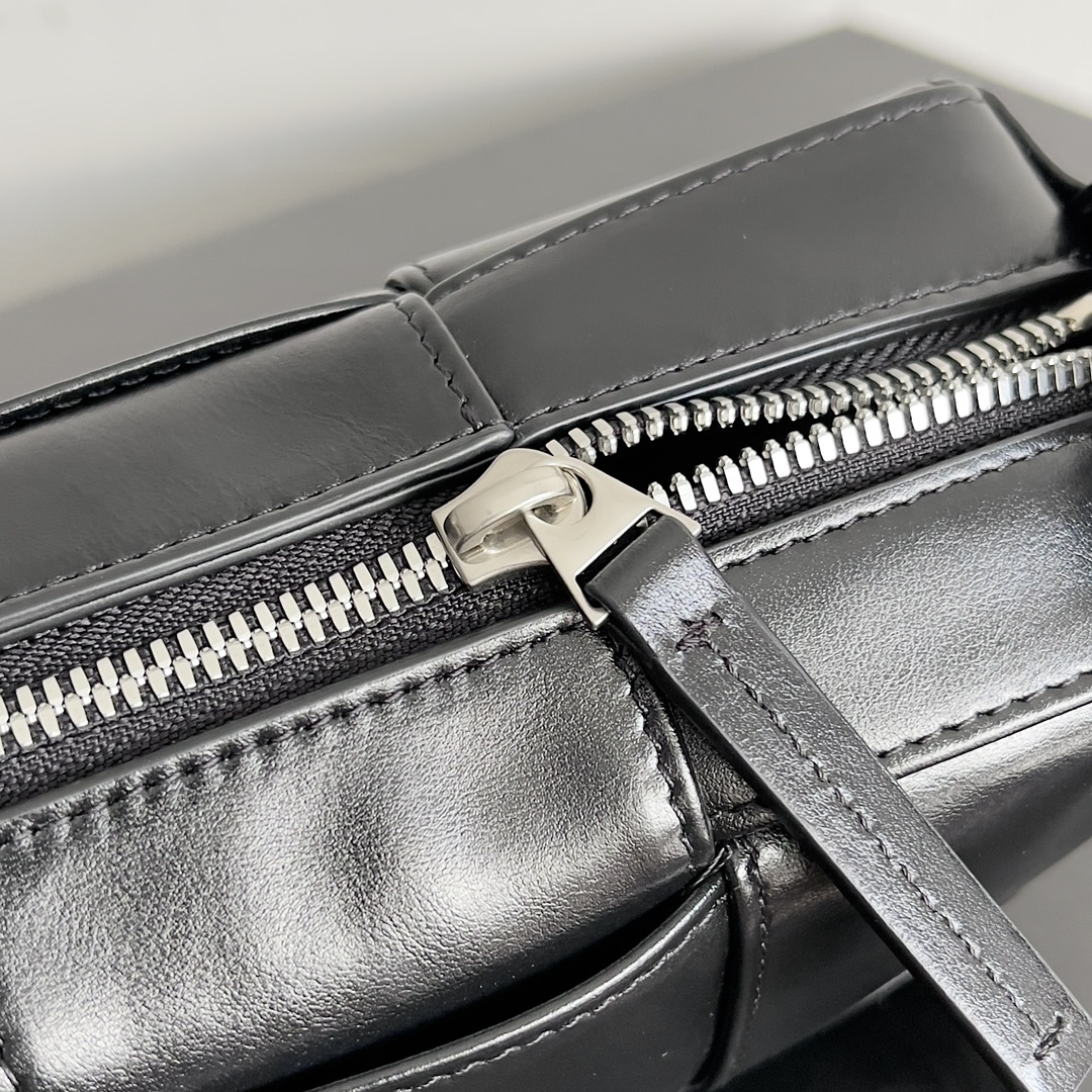 b0tte*a Ven*ta mini cassette bag-21*13*6.5cm