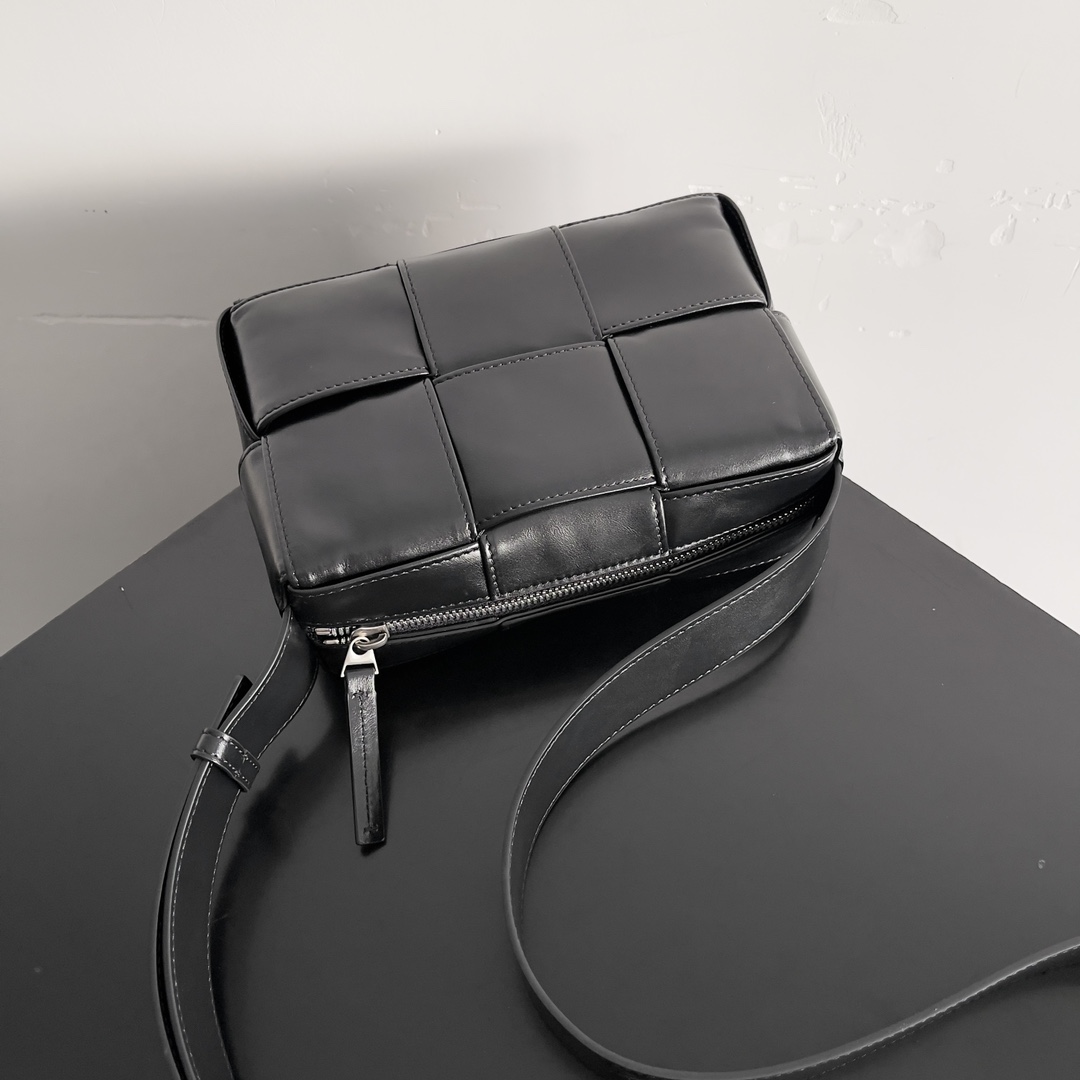b0tte*a Ven*ta mini cassette bag-21*13*6.5cm