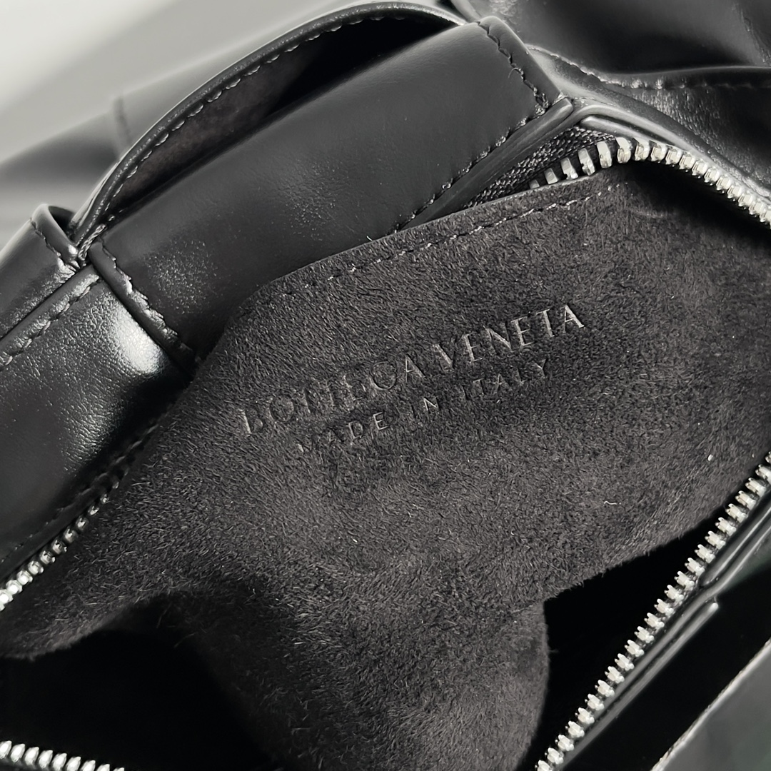 b0tte*a Ven*ta mini cassette bag-21*13*6.5cm