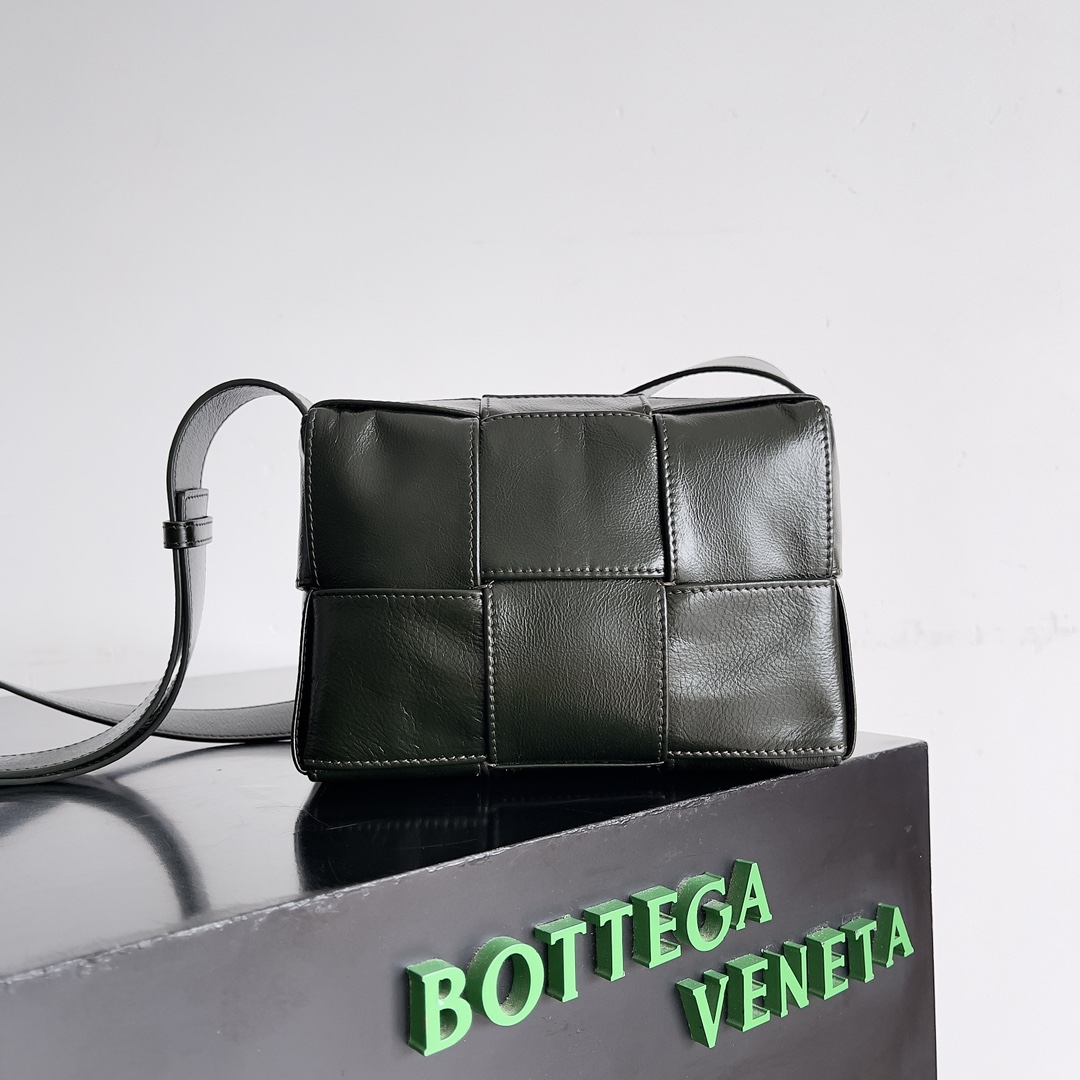 b0tte*a Ven*ta mini cassette bag-21*13*6.5cm