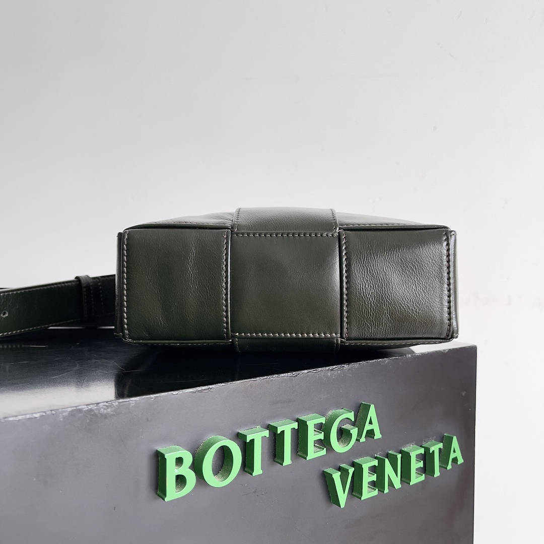 b0tte*a Ven*ta mini cassette bag-21*13*6.5cm