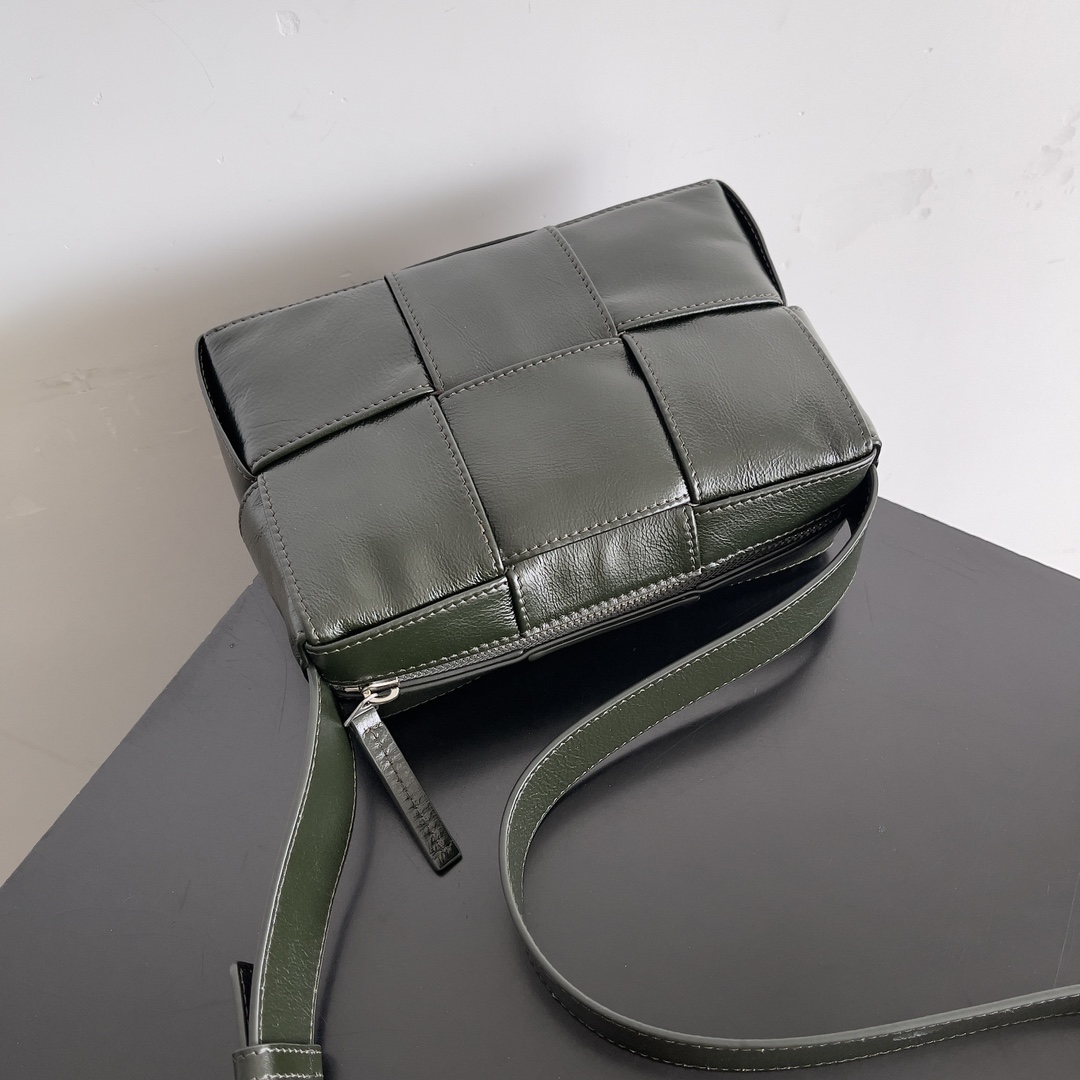 b0tte*a Ven*ta mini cassette bag-21*13*6.5cm