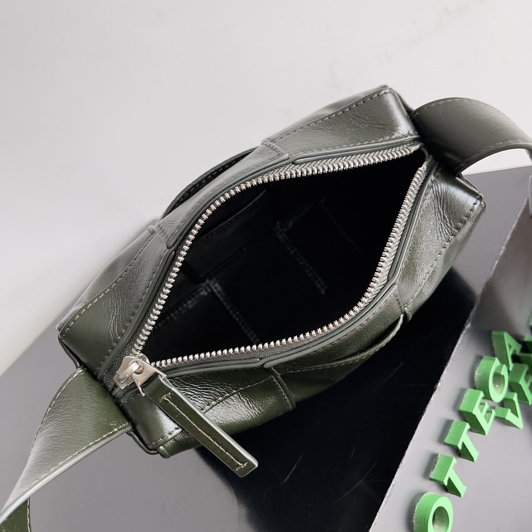 b0tte*a Ven*ta mini cassette bag-21*13*6.5cm