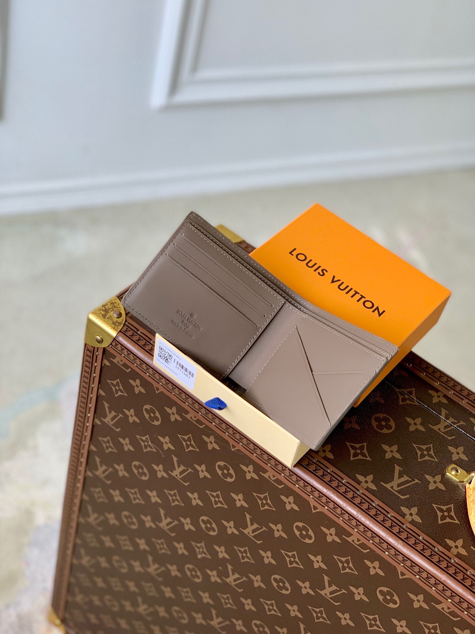 l0*is V*t0n aerogram wallet-8 x 11 x 1 cm