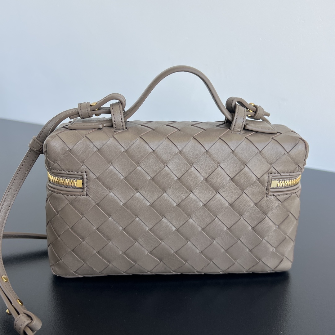 b0tt*ga Ven*ta vanity case bag-22x12.5x5cm