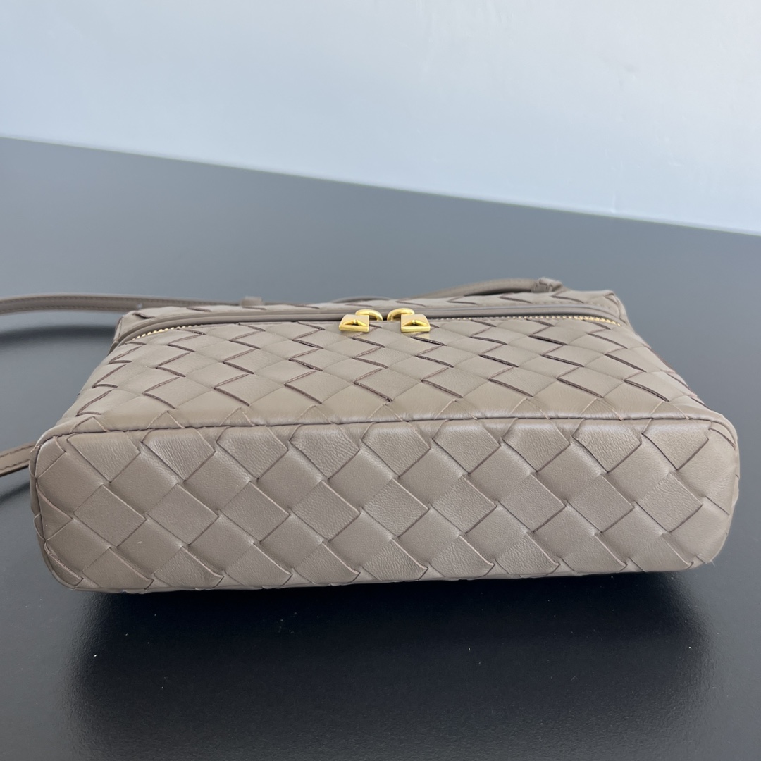 b0tt*ga Ven*ta vanity case bag-22x12.5x5cm