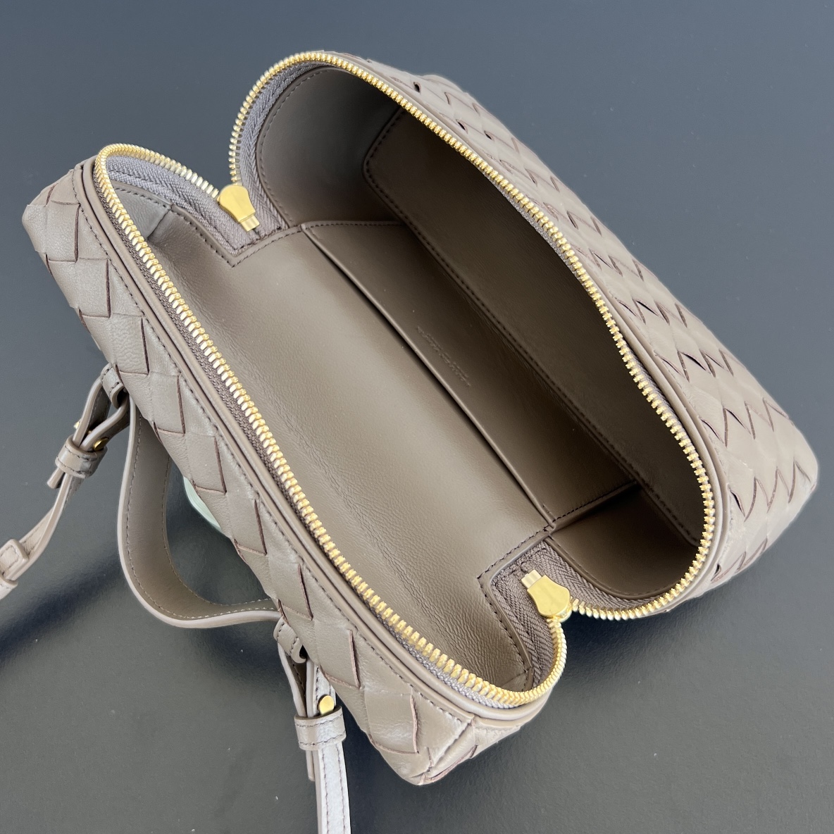 b0tt*ga Ven*ta vanity case bag-22x12.5x5cm