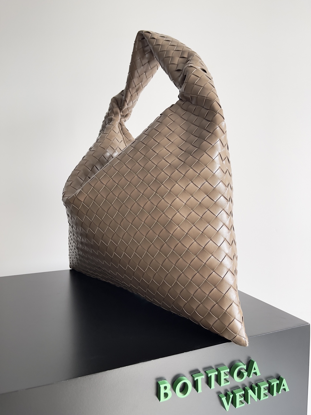 b0tt*ga Ven*ta hop bag-53*24*13cm