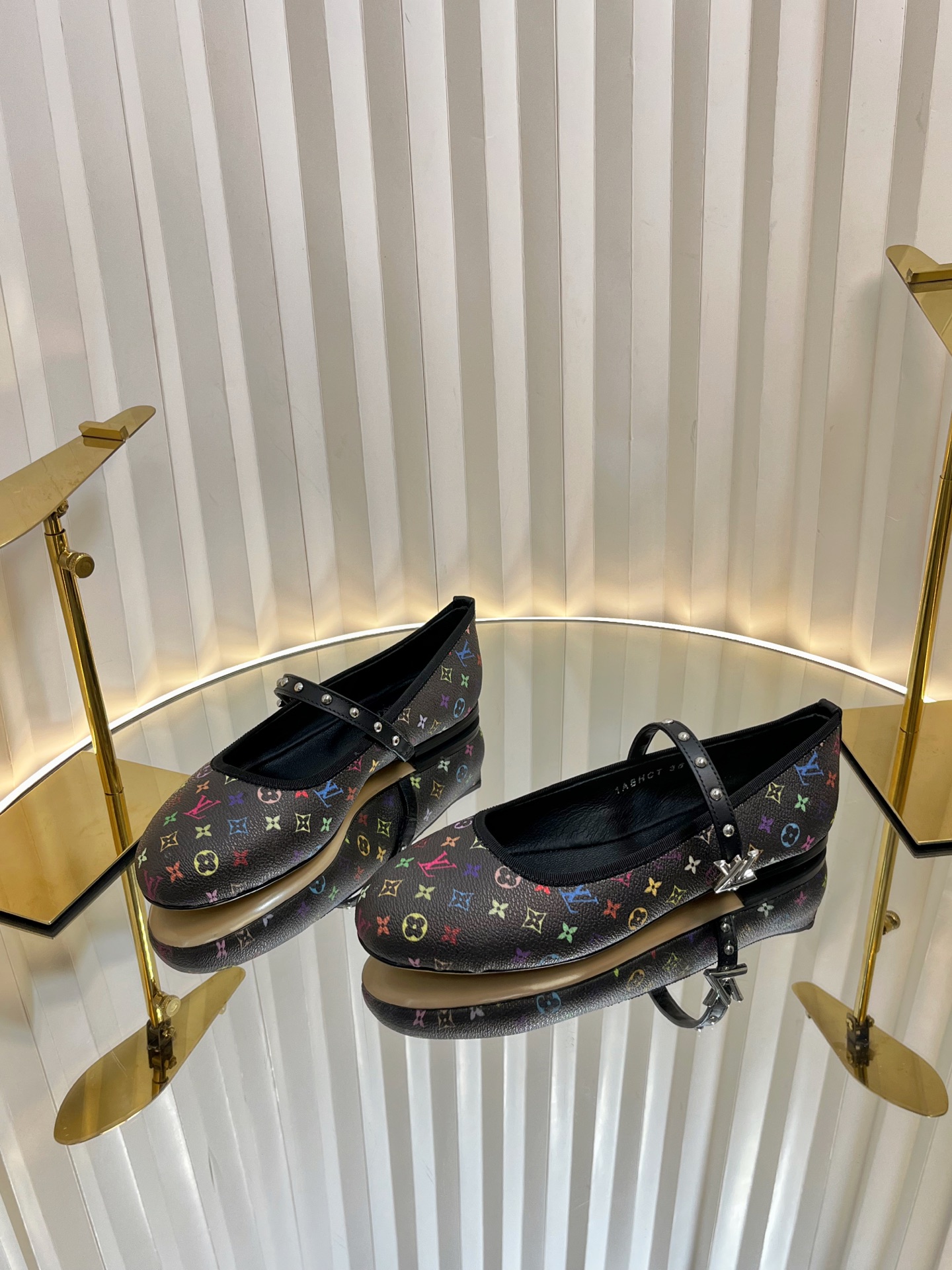 l0vis Vvtt0n romy flat ballerina takashi murakami black(women