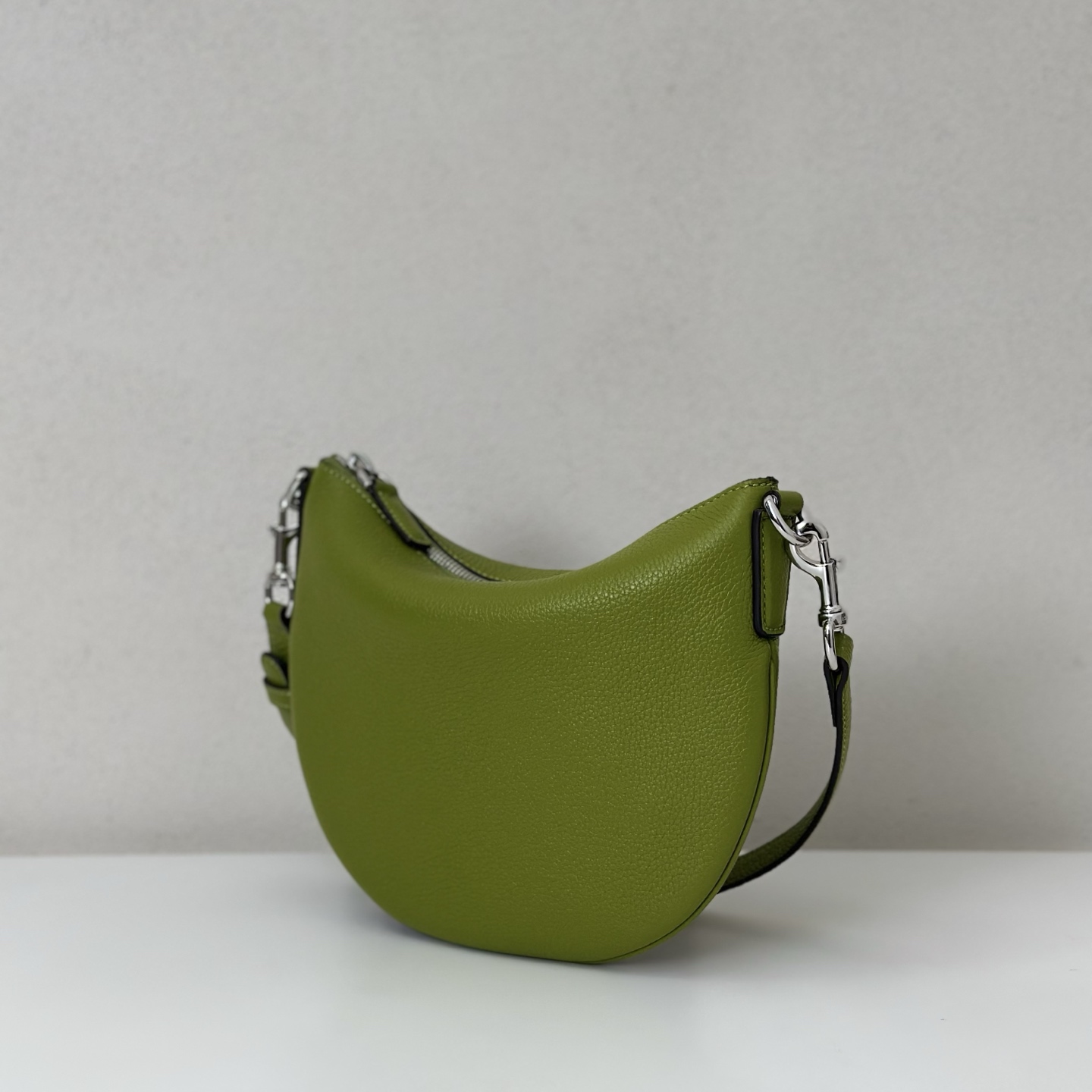 Gvc*1 g body leather bag-23*18.5*2cm