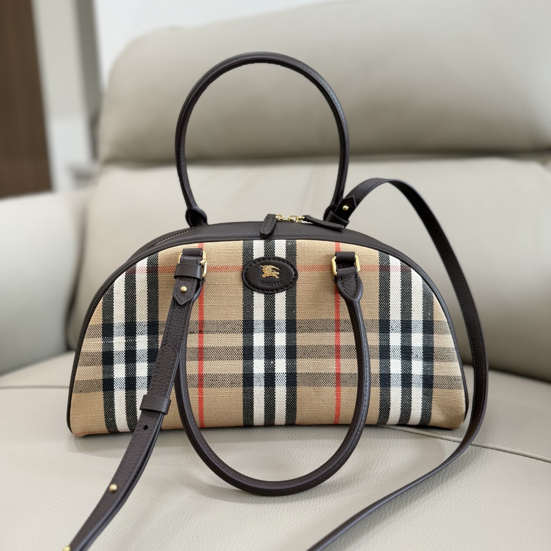 Bv*b*rry highlands bowling bag-33.5× 12.5x 17cm