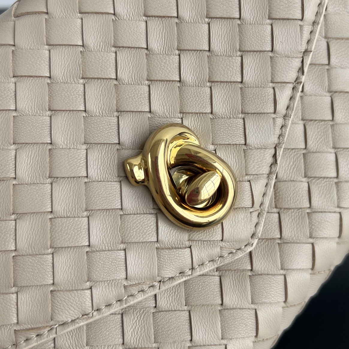b0tt*ga Ven*ta knot lock bag-25x16x5.5cm