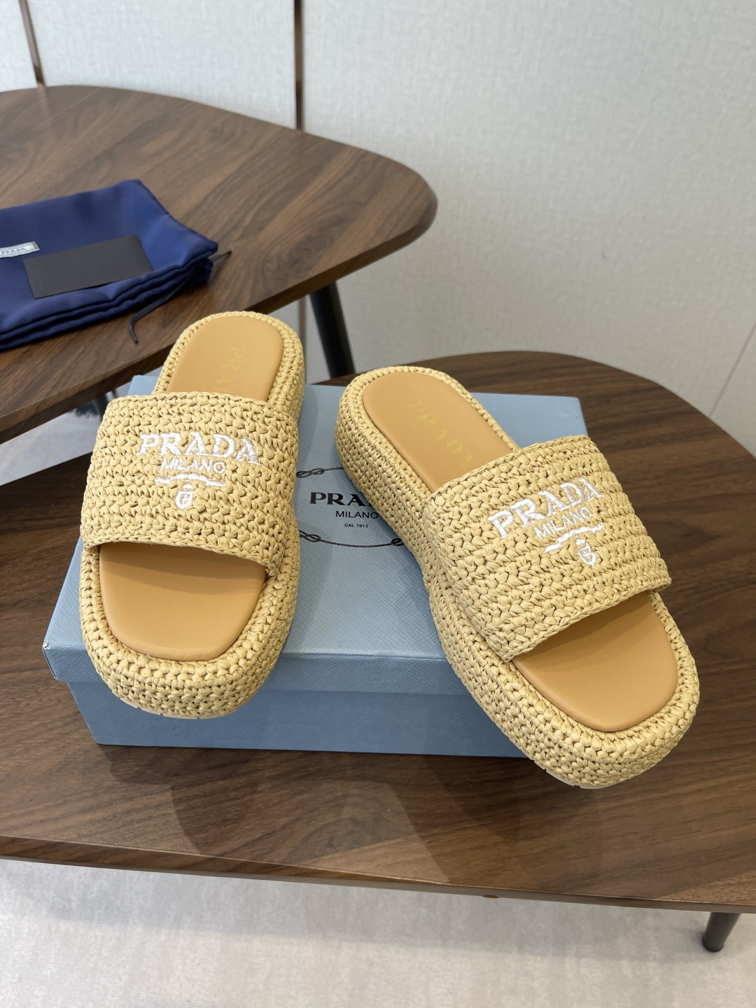 Pra*a Slides