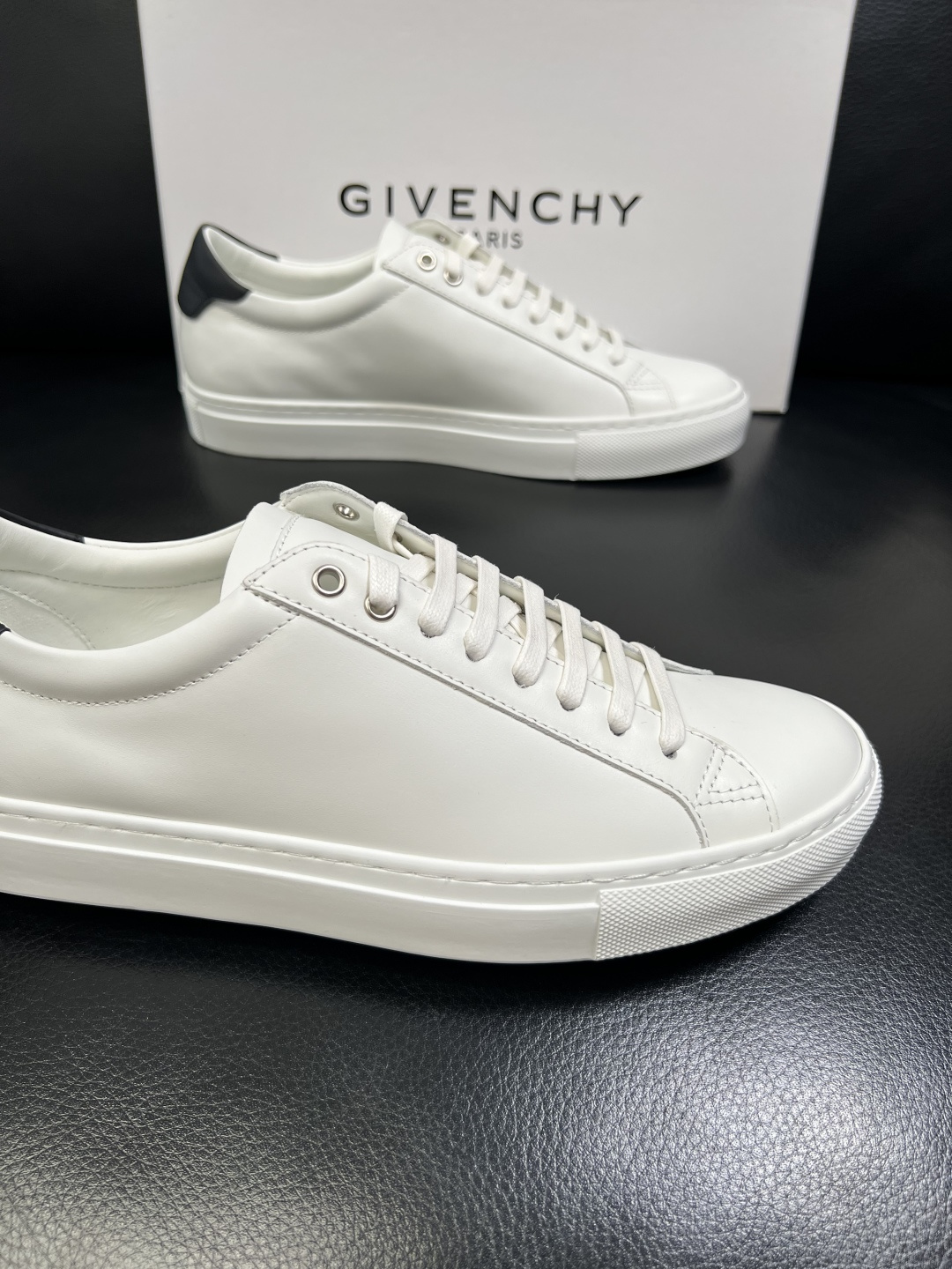 Gienvchy Sneakers