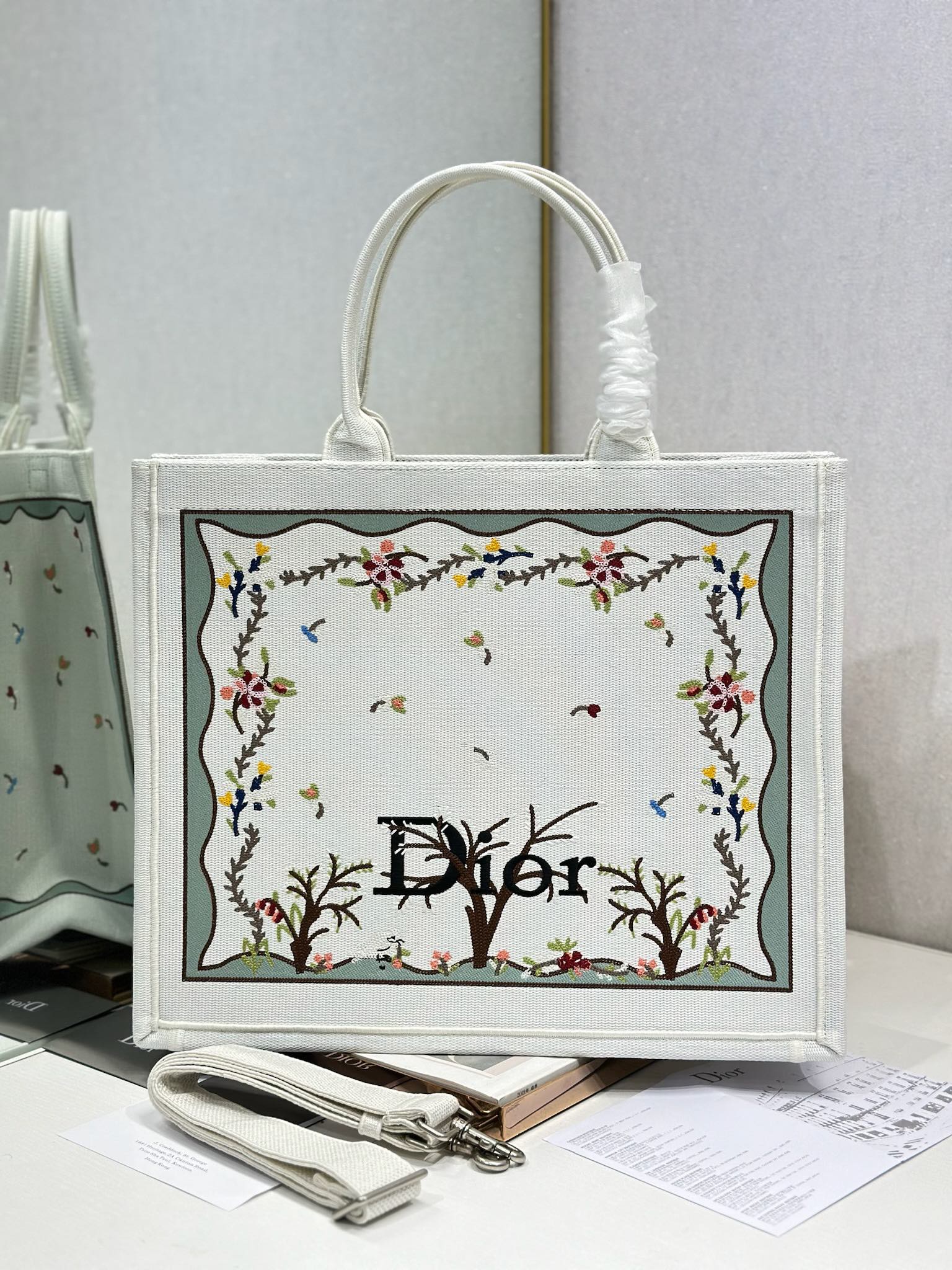 Diro Book Tote