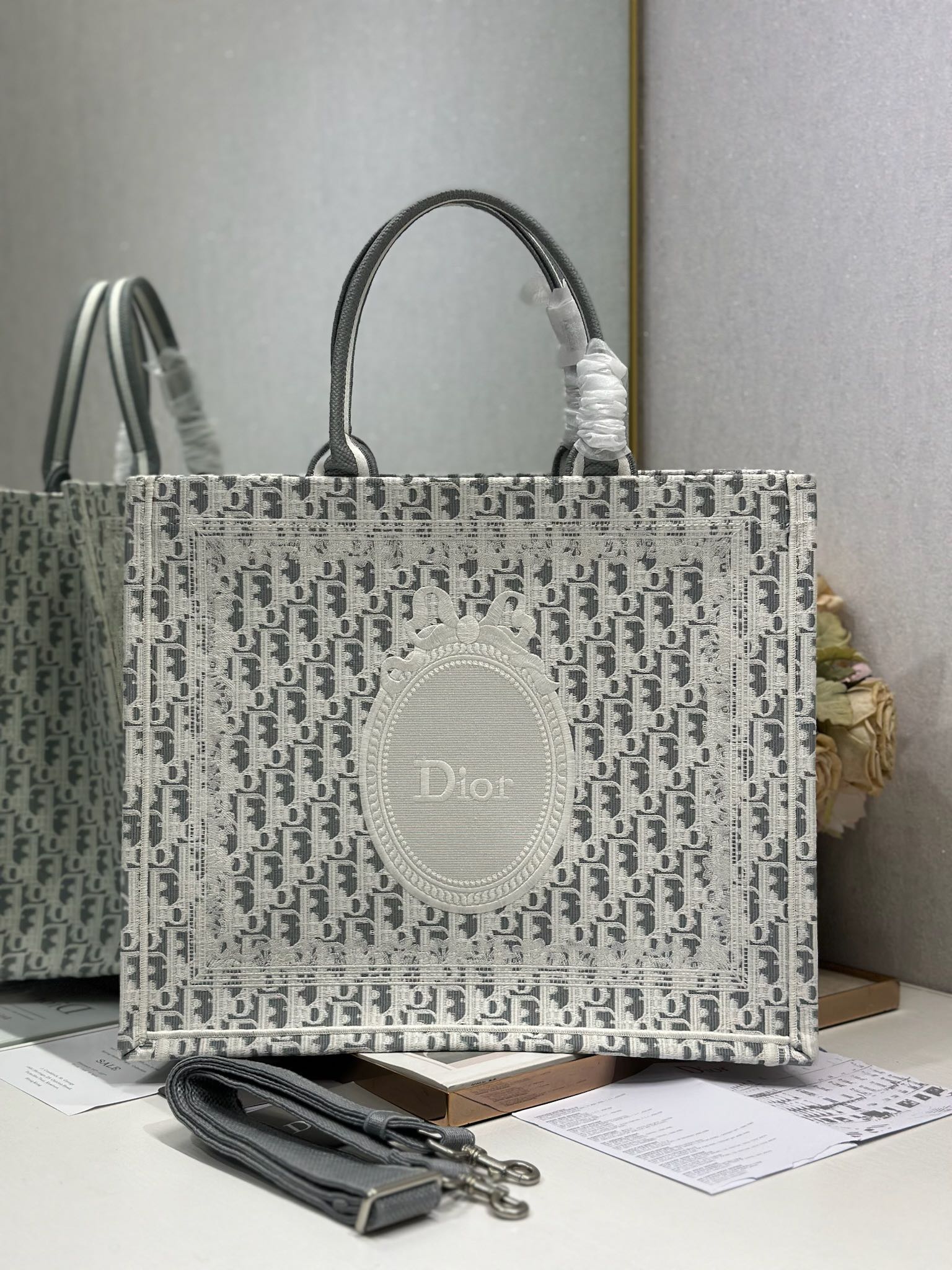 Diro Book Tote