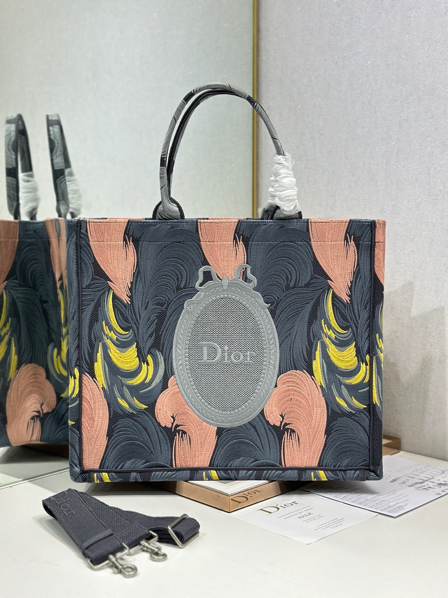 Diro Book Tote