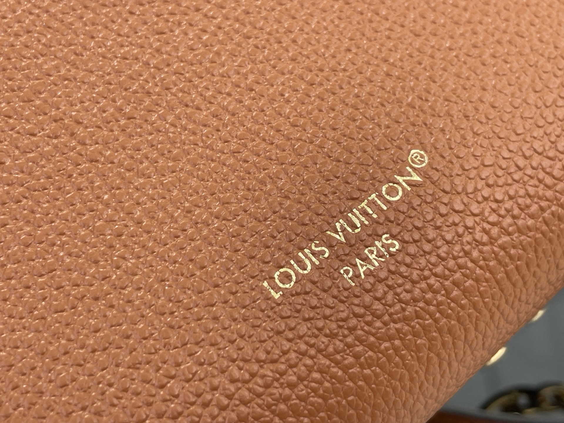 L0vis Vvtt0n Slim Trunk--M28362-23 x 12 x 4CM