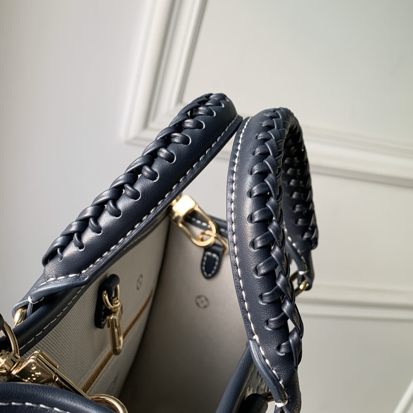 L0vis Vvtt0n OnTheGo PM - Handbags-M2A097-19 x 11.5 x 25CM