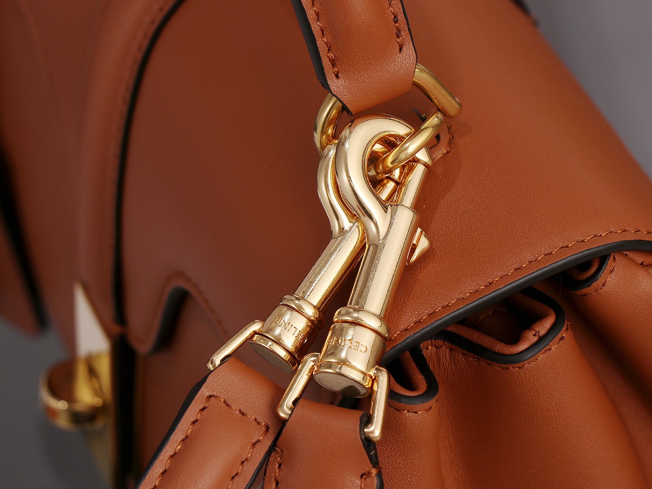 Celin**e Satinated Calfskin Small 16 Top Handle Bag Tan-23*19*10.5CM