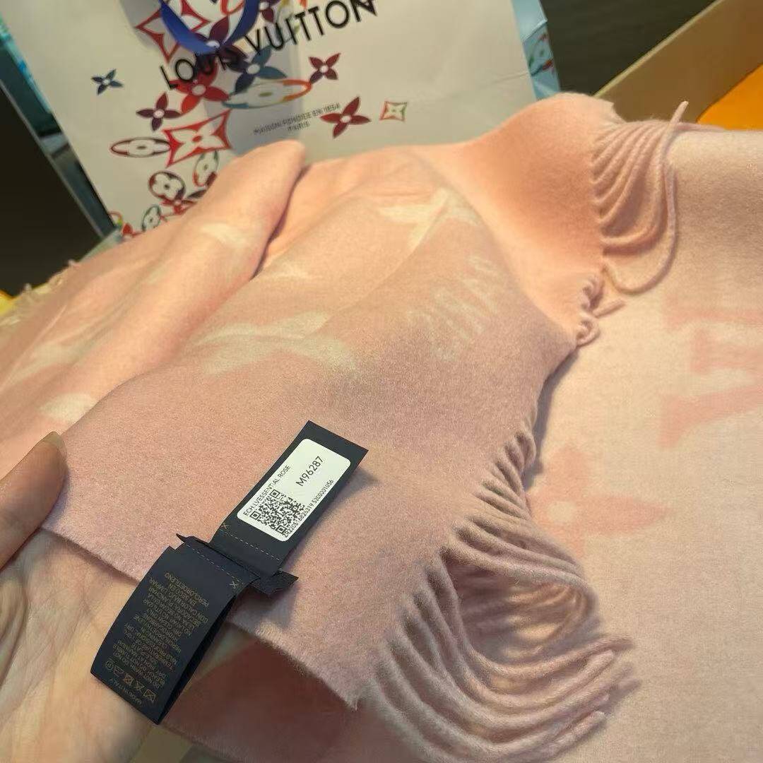 l0vis Vvtt0n scarf